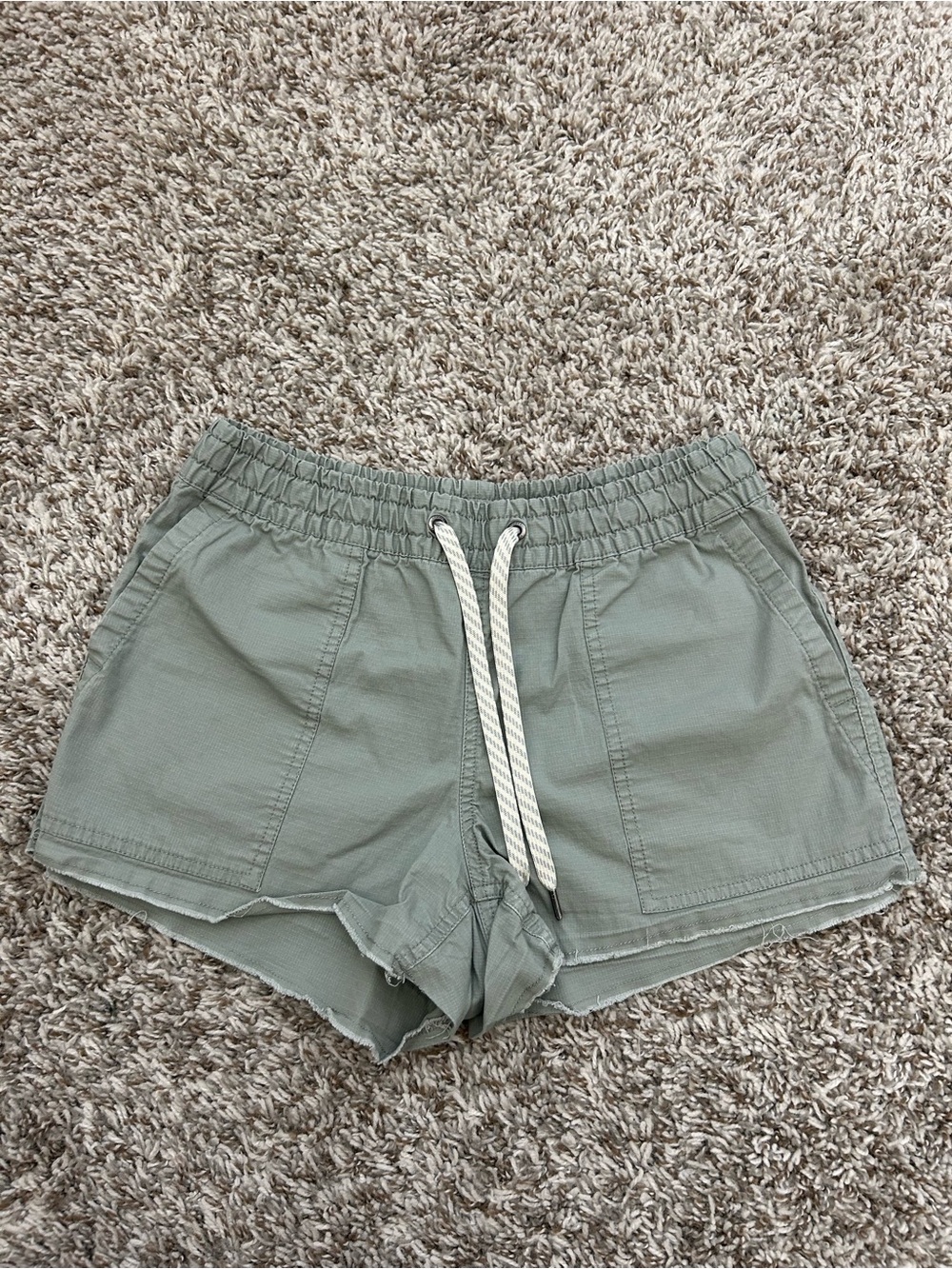 Vuori Vintage Ripstop Shorts Army Green Raw Hem Pull On Athleisure Womens XS